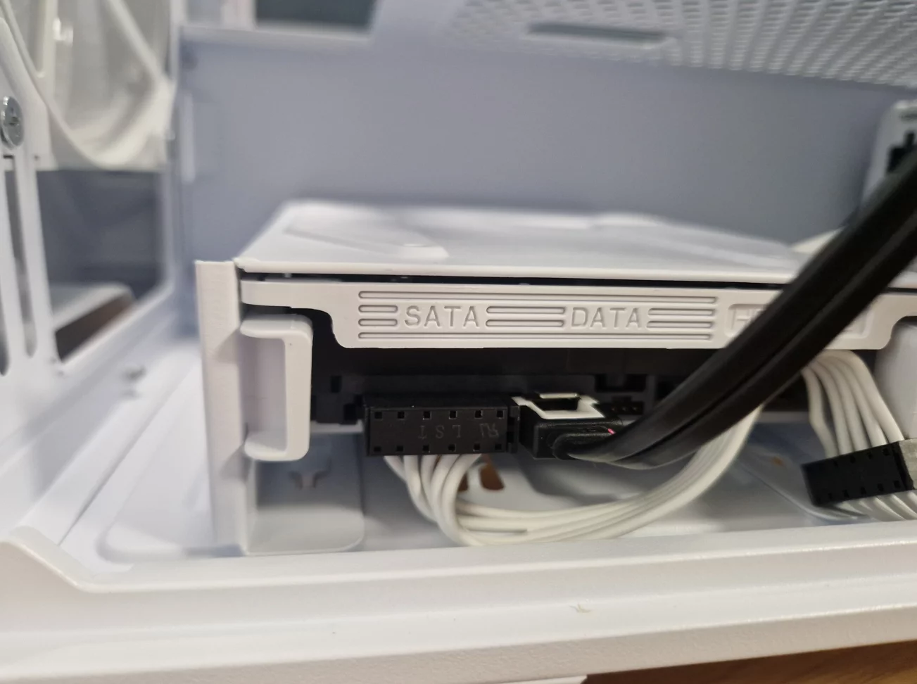 Festplatte im Gehäuse inlusive der angeschlossenen beiden Kabel