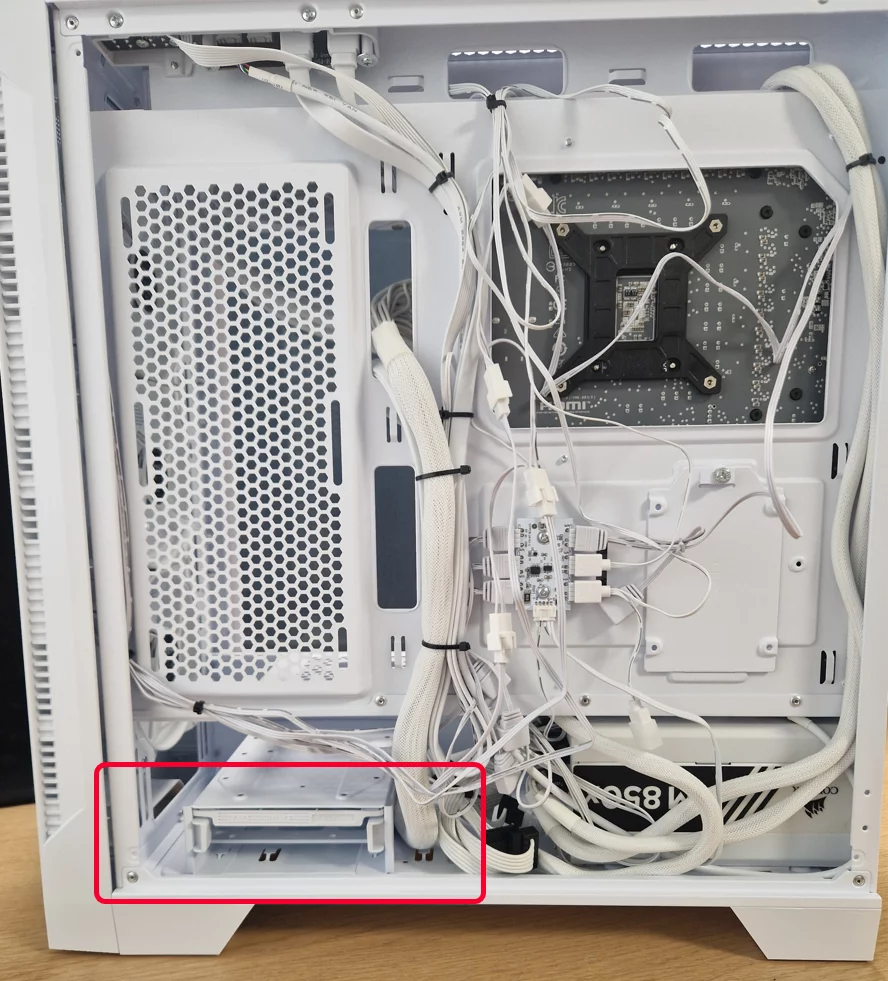 Festplattenrahmen unten links neben dem Netzteil