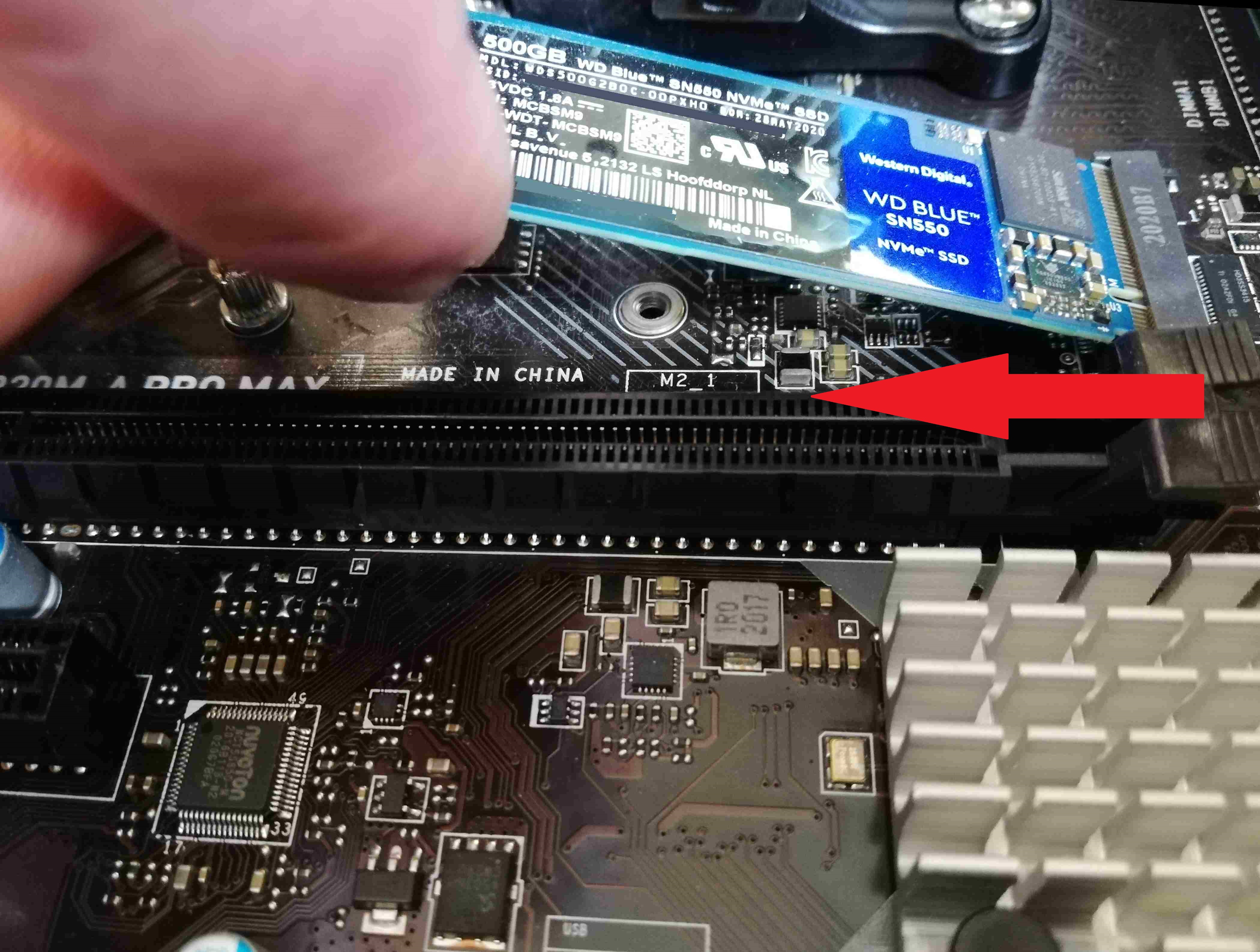 die SSD kann nun vorsichtig nach links aus dem Slot gezogen werden