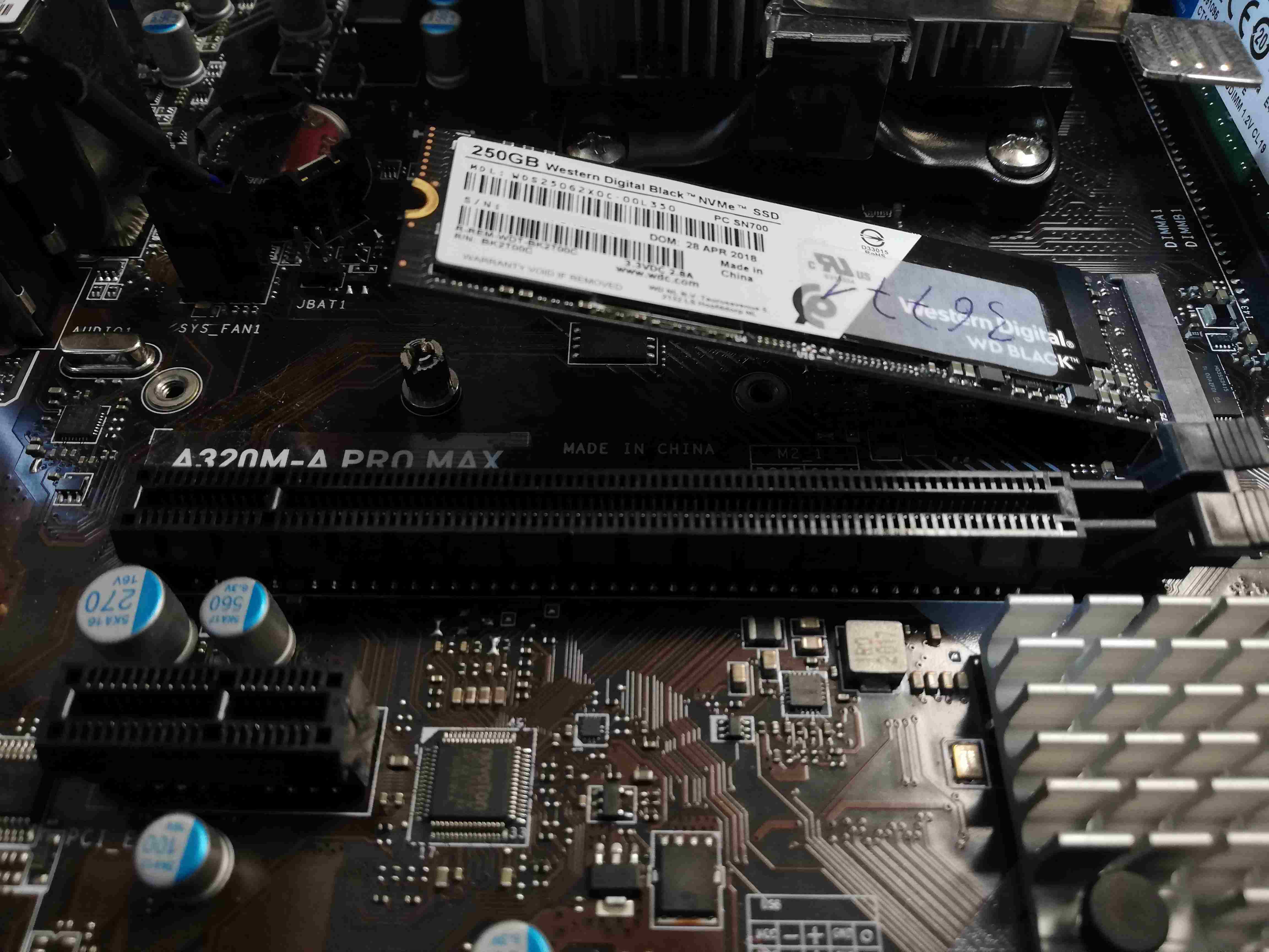 ohne die Schraub springt die SSD links etwas nach oben