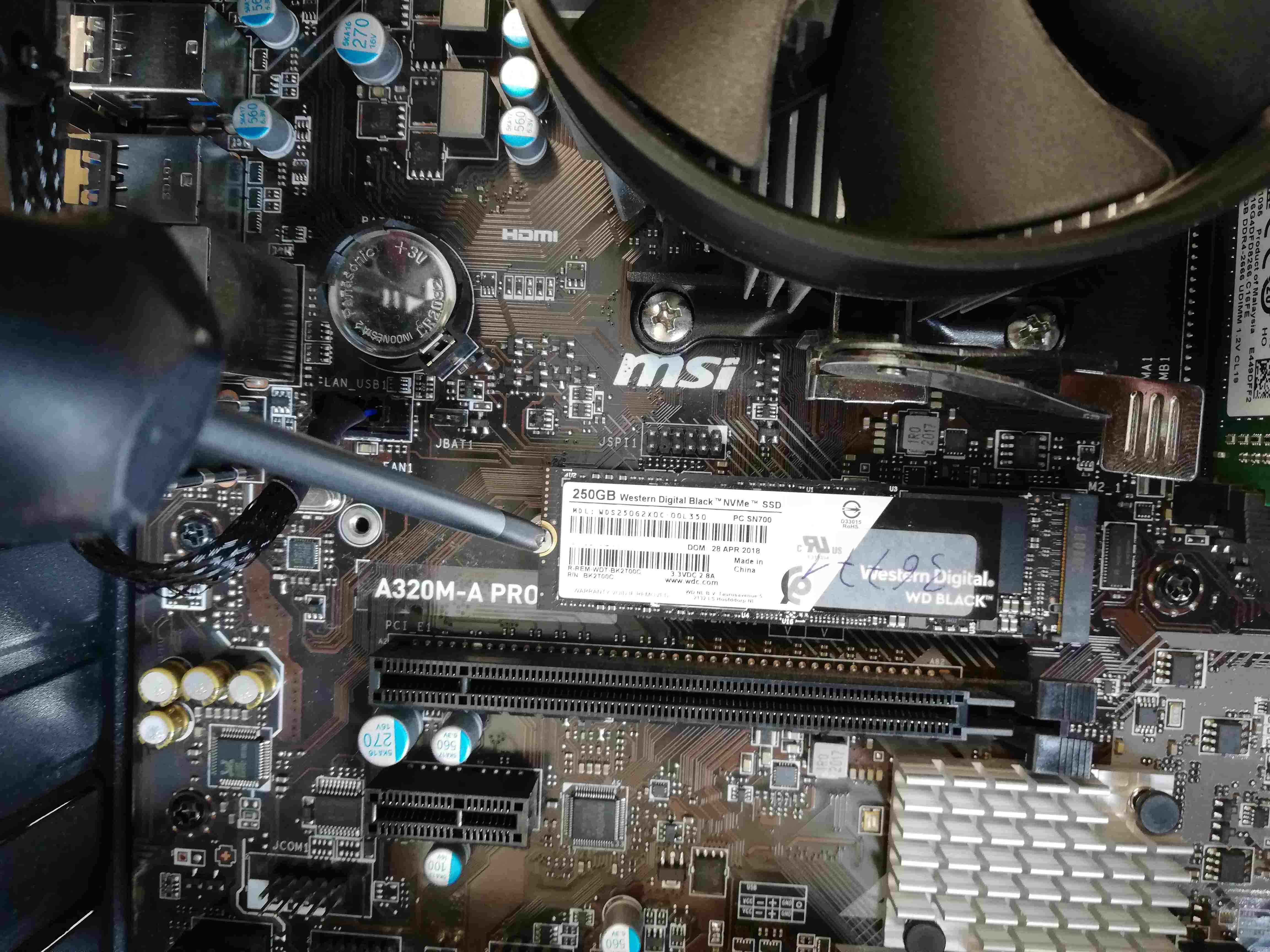 hier im Beispiel ist die SSD mit einer kleinen Schraube am linken Ende befestigt