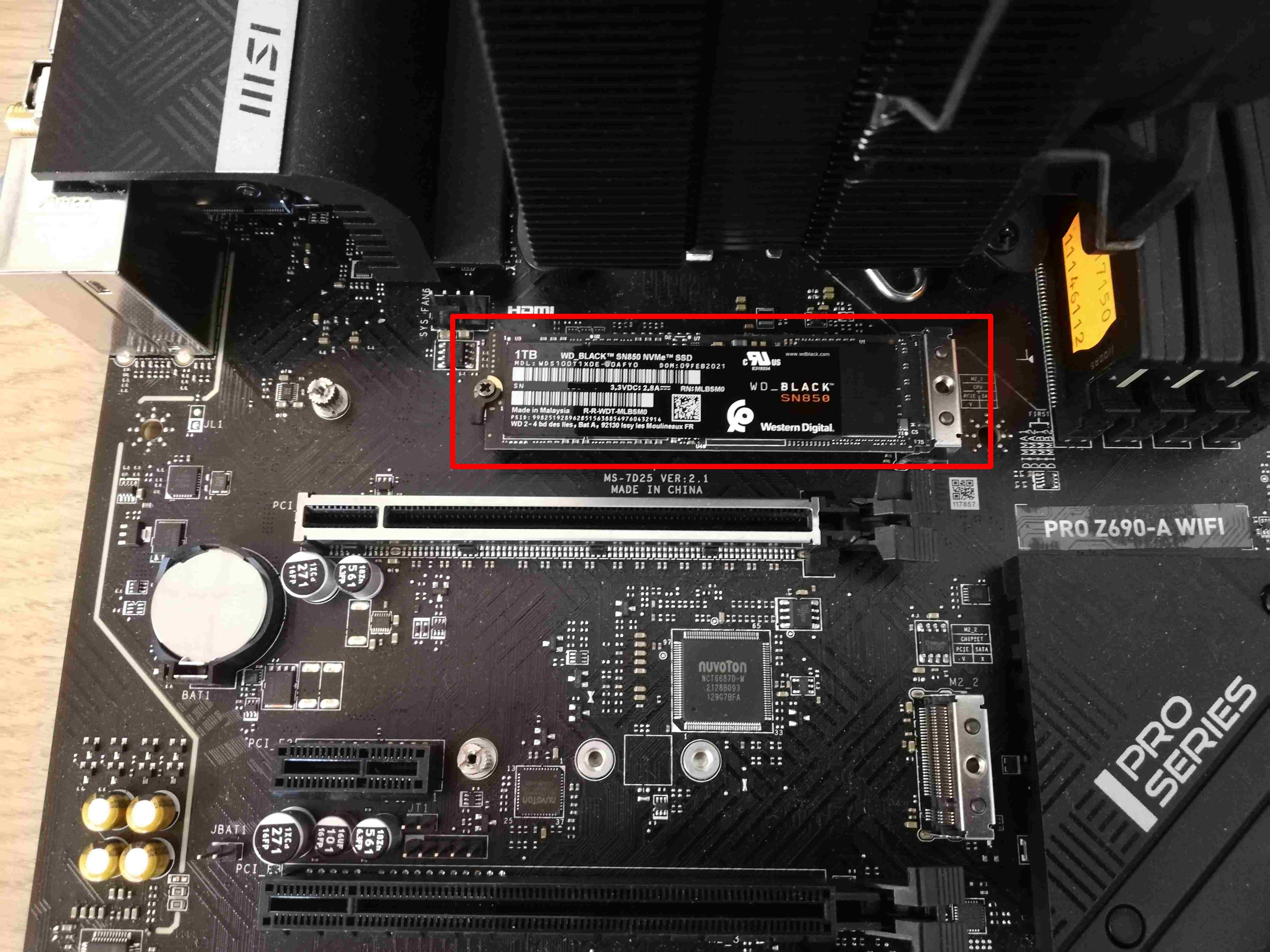 Nach Entfernen der Abdeckung ist die SSD sichtbar