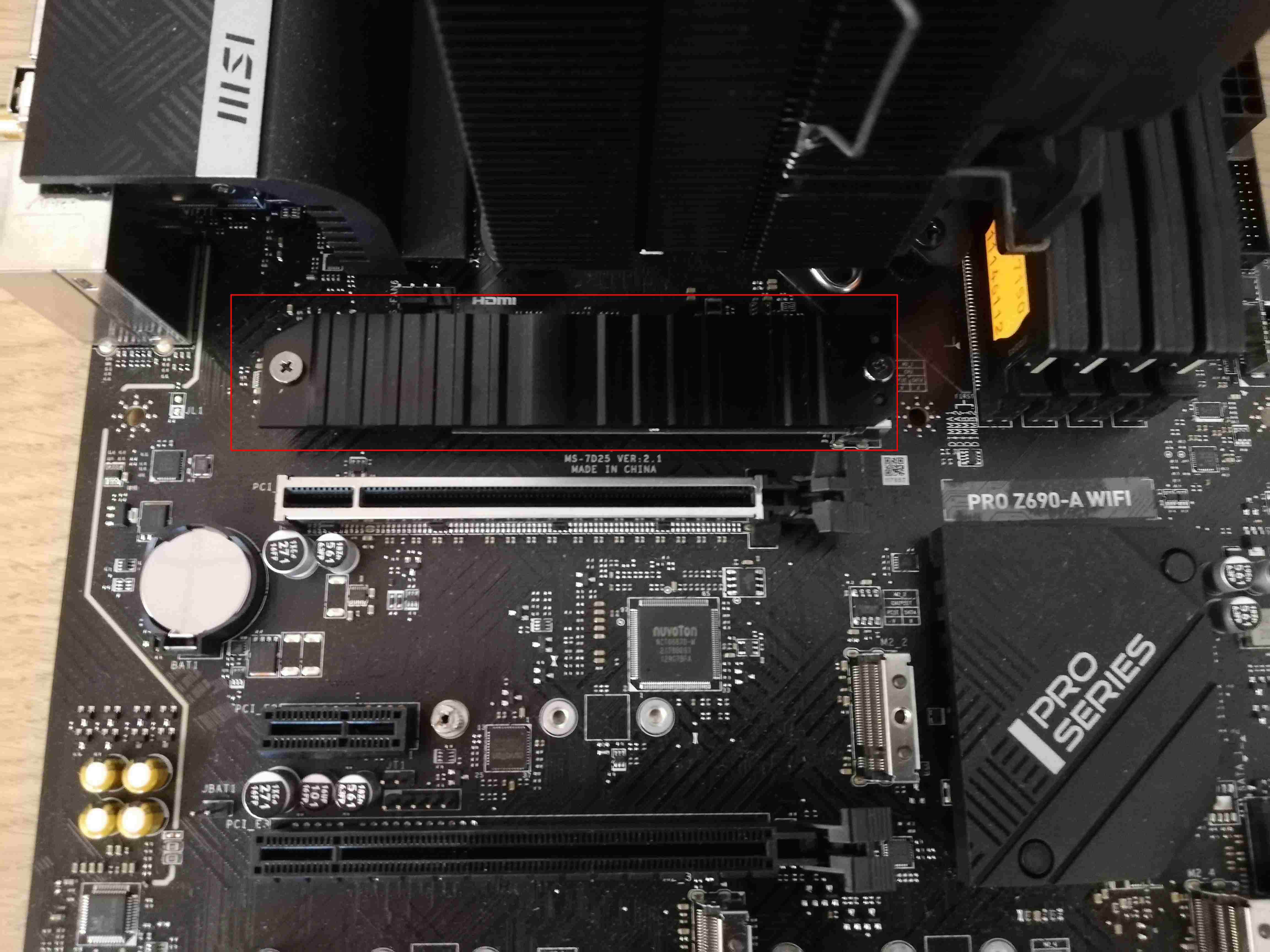 aufgrund einer Abdeckung über dem Slot sieht man die SSD nicht