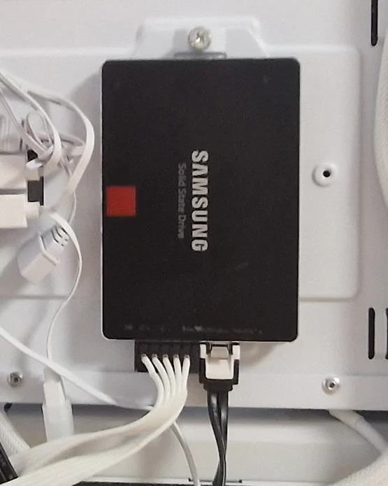 SSD am Mainboardtray mit beiden angeschlossenen Kabeln