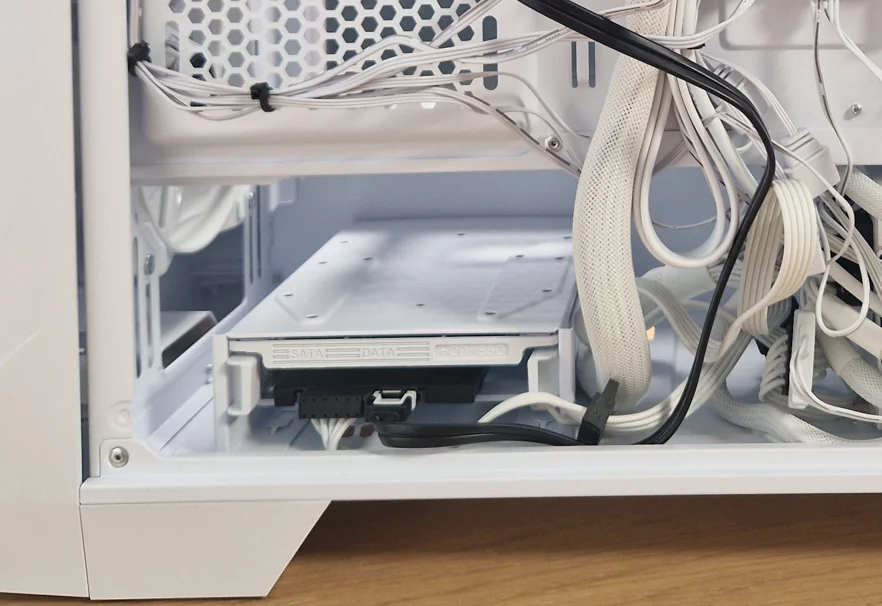 SSD im 3,5" Käfig mit beiden angeschlossenen Kabeln