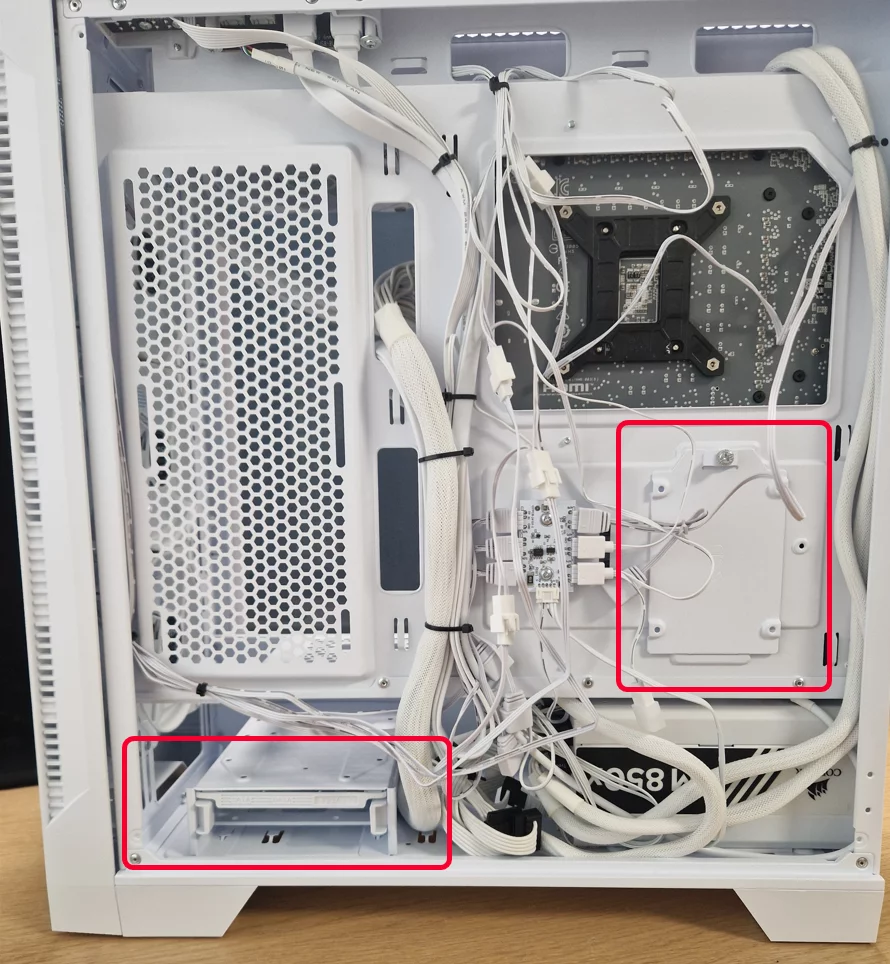 Montagemöglichkeiten direkt am Mainboardtray und im Festplattenkäfig