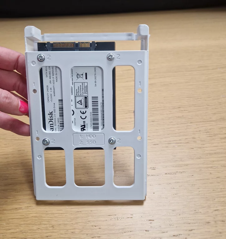 SSD in 3,5" Halterung, von unten festgeschraubt