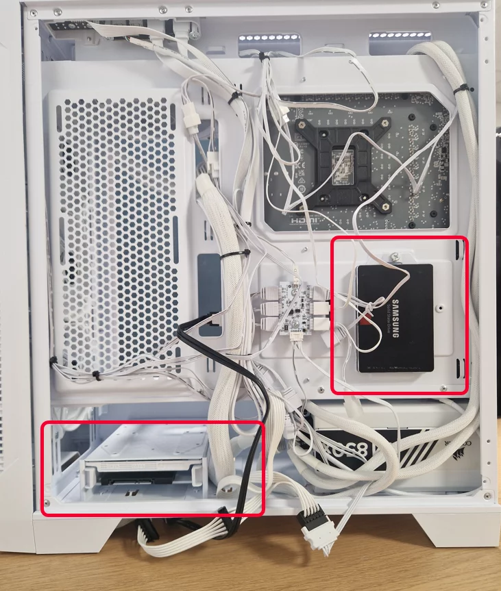 Beide Halterungen inkl SSDs im Gehäuse montiert