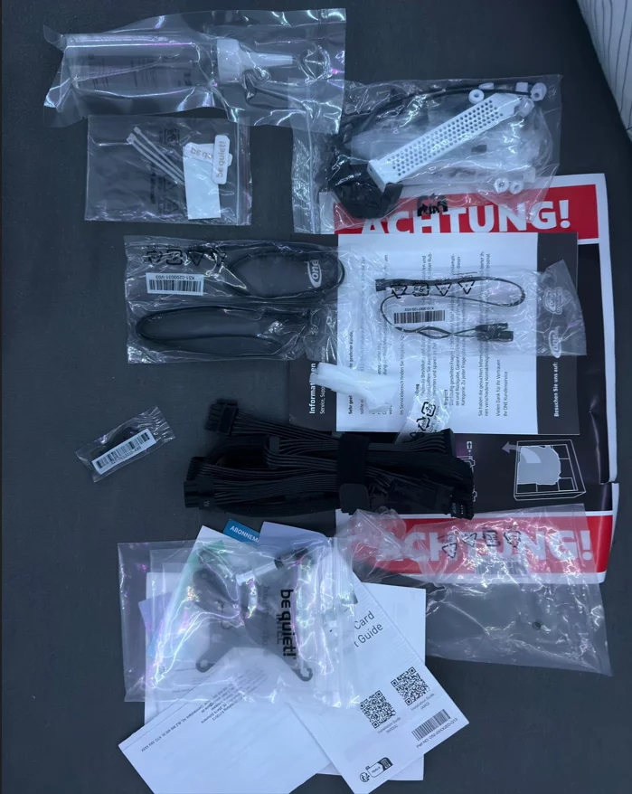 zusätzliche Kabel, Montagematerial, Handbücher, modulare Netzteilkabel